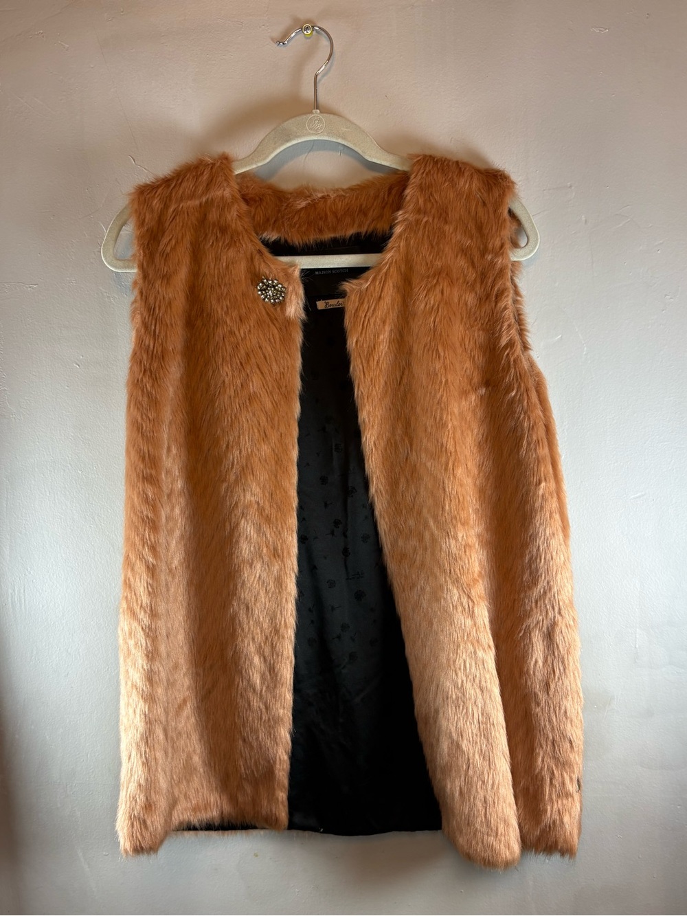 Scotch and Soda Maison Boudoir Faux Fur Vest – Camel/Tan, Jeweled Brooch Detail